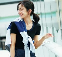 【40代ママのご近所コーデ】学校ネイビーと一線を画すスポーティさでギャップを楽しんで