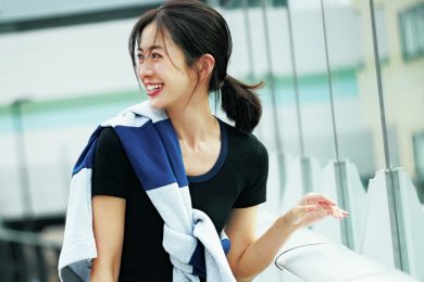 【40代ママのご近所コーデ】学校ネイビーと一線を画すスポーティさでギャップを楽しんで