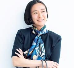 スタイリスト佐藤佳菜子さんが「黒よりネイビー推し」な理由。ワンカラーコーデ＆愛用品も！