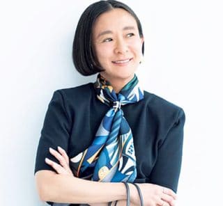 スタイリスト佐藤佳菜子さんが「黒よりネイビー推し」な理由。ワンカラーコーデ＆愛用品も！