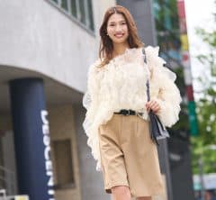 今、キレイめ40代に「カラーのハーフパンツ」ブーム到来!今年の正解の色は?【SNAP3選】