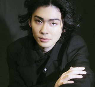市川染五郎さん、祖父と父も演じた『ハムレット』に挑戦「多くの人を惹きつけてきた理由を、演じながら見つけたい」