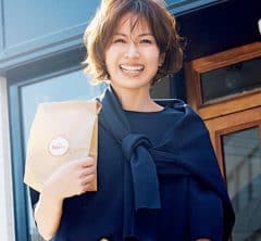 カジュアル派40代に「カラーパンツ」ブーム！紺トップスとなら上品＆簡単