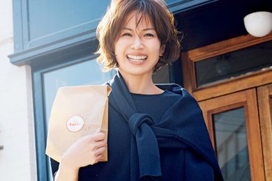 カジュアル派40代に「カラーパンツ」ブーム！紺トップスとなら上品＆簡単
