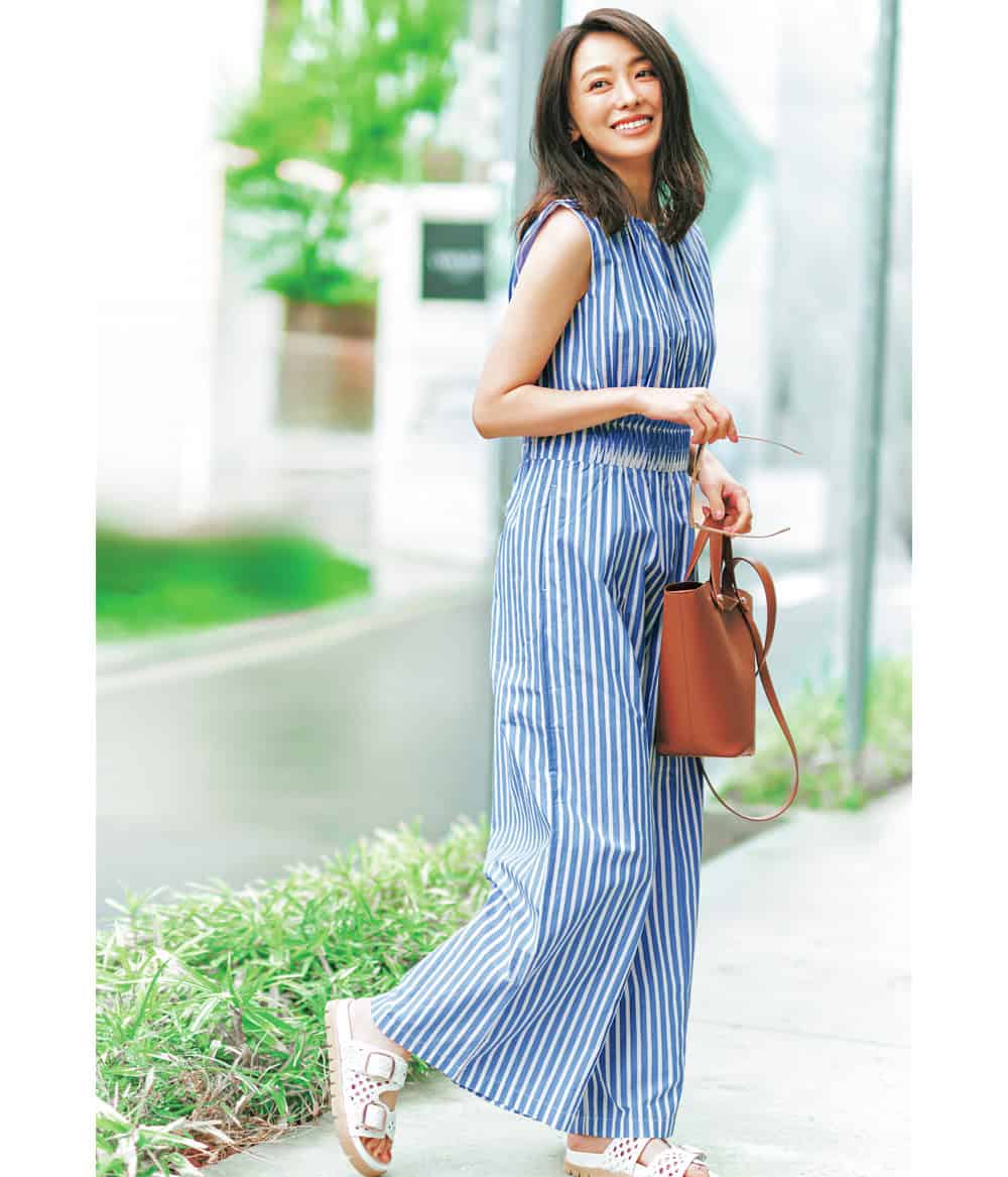 徳澤直子 ストライプオールインワン サンダル コーデ