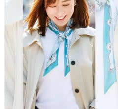 「白T」ベースがいちばん簡単！大流行「スカーフ巻き」40代の正解〈SNAP〉