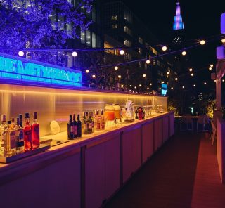 都会の夜景と夜風が気持ちいい♡新宿駅直結のルーフトップで“ご褒美女子会”