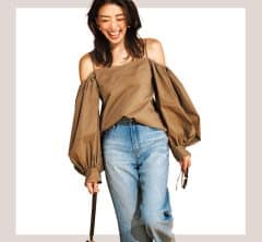 松本莉緒さん「デニムは可愛く穿きたい！」大人に似合う上品甘トップスで〈4選〉