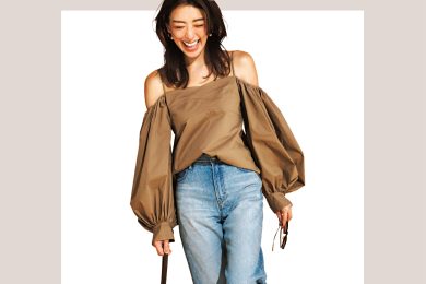 松本莉緒さん「デニムは可愛く穿きたい！」大人に似合う上品甘トップスで〈4選〉