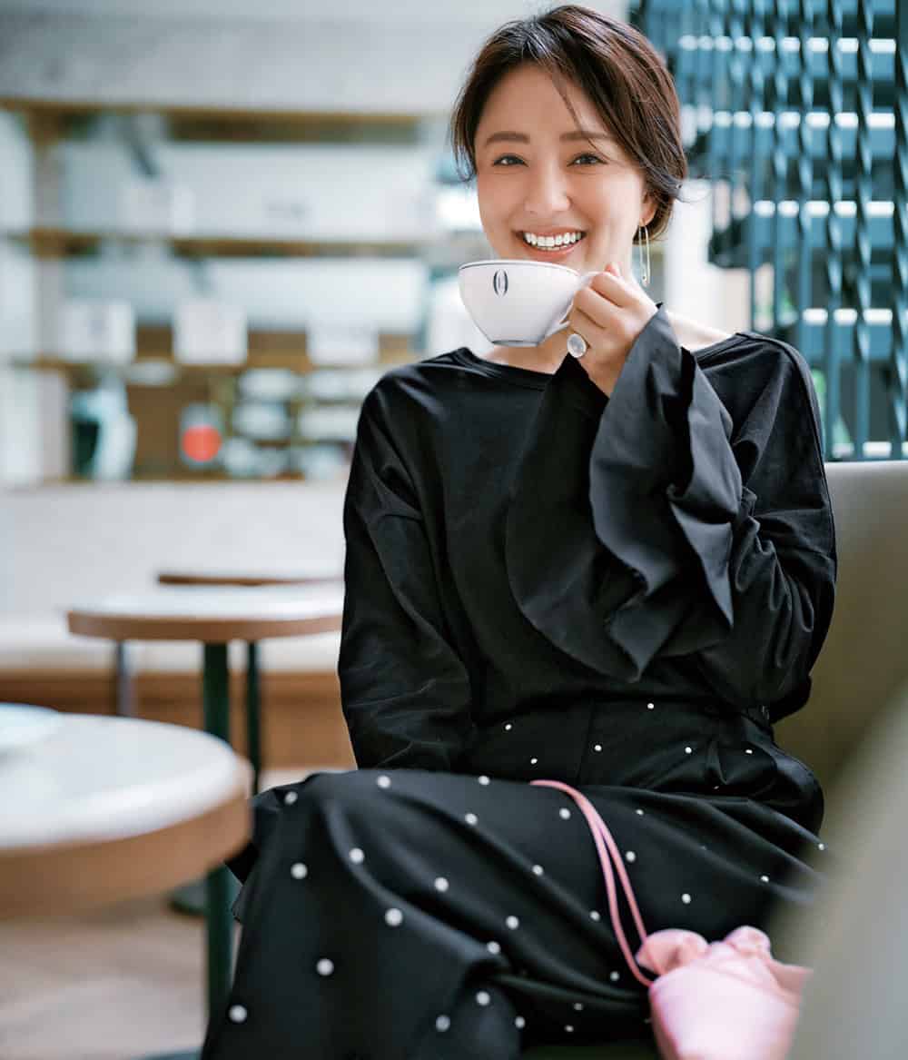 中越典子 黒袖フリルトップス パール付き黒パンツ コーデ