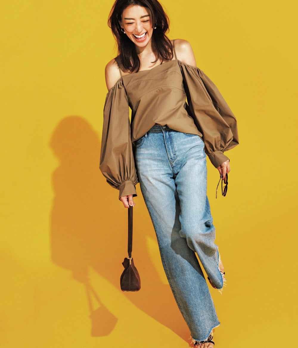 松本莉緒 ブラウンオフショルダーブラウス ワイドデニムパンツ コーデ