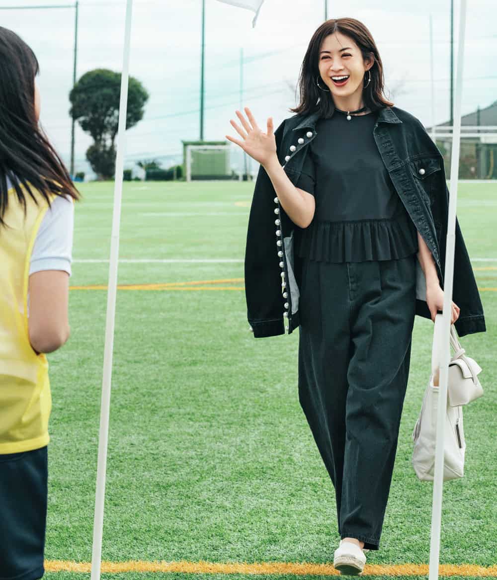 高垣麗子 パール付きブラックデニムジャケット フリルブラウス ブラックデニム エスパドリーユ コーデ