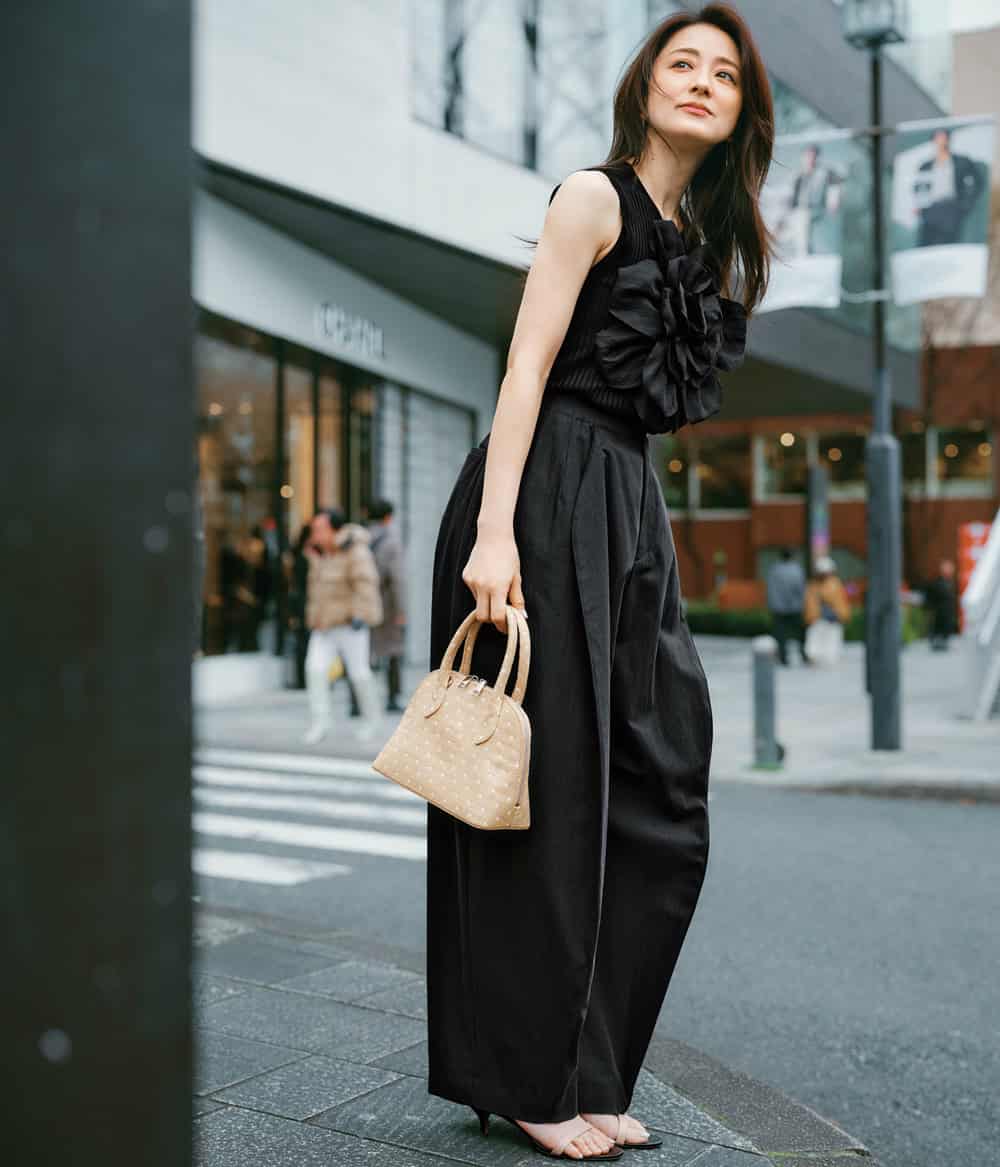 中越典子 黒ノースリーブデザイントップス 黒パンツ コーデ