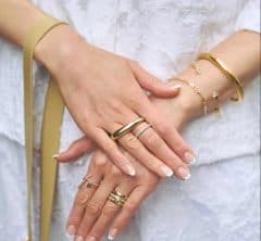 「夏コーデ、何か物足りない?」の答えは【ジュエリー使い】にアリ。差がつく40代のお手本<14選>