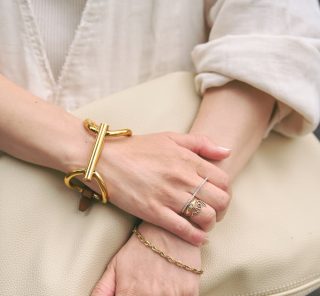 「夏コーデ、何か物足りない？」の答えは【ジュエリー使い】にアリ。差がつく40代のお手本＜14選＞