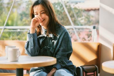 40代、ちょっとモヤつく「ママ友ランチ」に…「“対人運UP”を狙える」トップスとは？