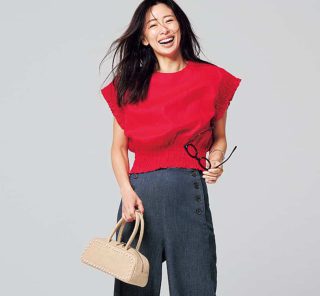 今年のトレンドカラーは「赤」！40代の“ハデ見えしない”アイテム選びと合わせ方