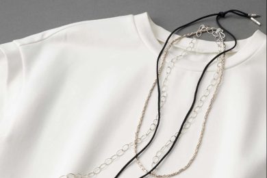 オシャレな人の【無地T】、ネックレスのレイヤードに変化アリ！とにかく重ねて“3連”が垢ぬける