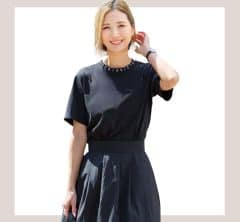 40代は【黒Tシャツ】が垢抜ける！シンプルだけど女っぽい「スカートコーデ」が大人気