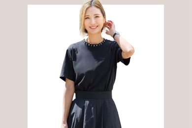 40代は【黒Tシャツ】が垢抜ける！シンプルだけど女っぽい「スカートコーデ」が大人気
