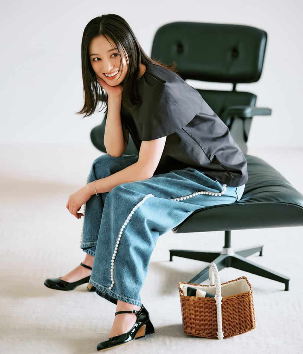 徳澤直子 ブラウス カデュネのパール付きデニムパンツ コーデ