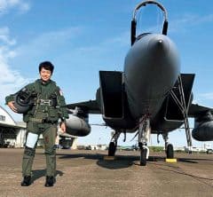 トップガンに憧れて。日本初【女性の戦闘機パイロット】過酷な訓練と2児の子育てを両立する苦労