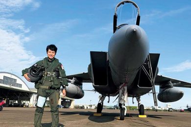 トップガンに憧れて。日本初【女性の戦闘機パイロット】過酷な訓練と2児の子育てを両立する苦労