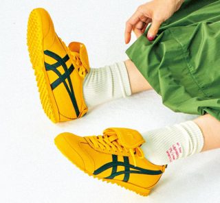 オニツカタイガーの大人気モデルも！「実は雨対応スニーカー」最旬トレンド〈3選〉