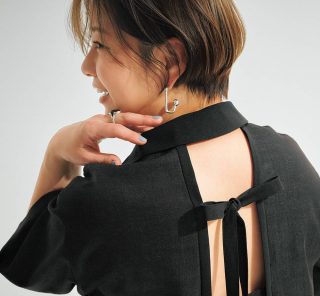 【40代のワンピース】「二の腕は出さず、ほどよく背中開き」が新定番！最旬2選