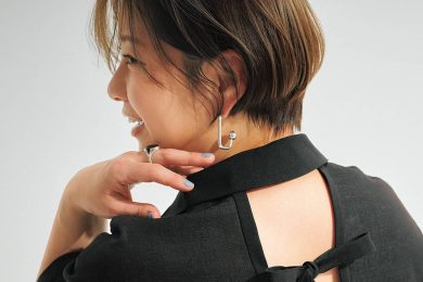 【40代のワンピース】「二の腕は出さず、ほどよく背中開き」が新定番！最旬2選