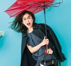 40代「梅雨の通勤、何着る？」シワも水もはじく【撥水セットアップ】で華やぐ！4選