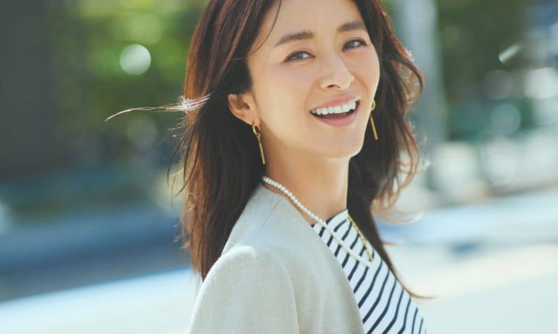 40代の目の悩みに寄り添う、1日中うるおう「生感覚レンズ」