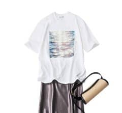 今年も【ジル サンダーのTシャツ】熱が止まらない！人気はロゴから“ビジュアル”に