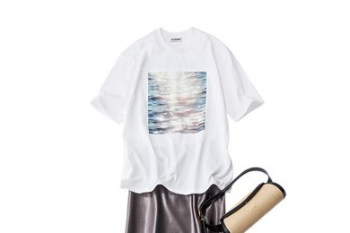 今年も【ジル サンダーのTシャツ】熱が止まらない！人気はロゴから“ビジュアル”に