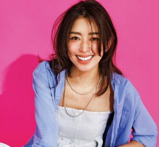 【40代の肌見せコーデ】ベアトップはシャツで調節してヘルシーにカッコよく