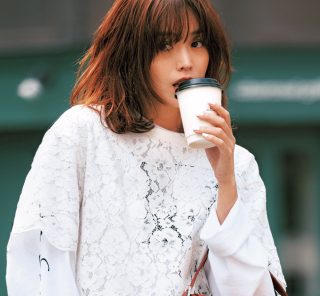 【40代のデニムコーデ】旬のレーストップスがリッチでこなれ見えする一本は？