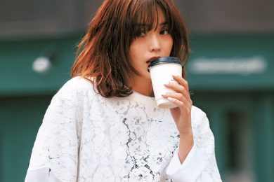 【40代のデニムコーデ】旬のレーストップスがリッチでこなれ見えする一本は？
