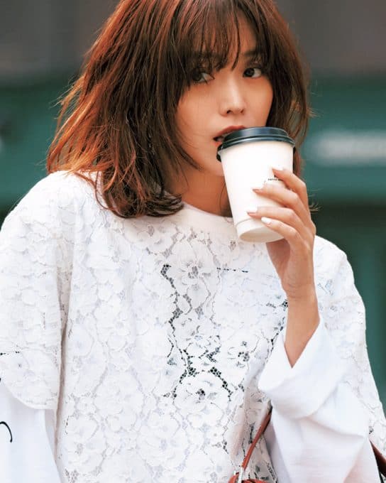 【40代のデニムコーデ】旬のレーストップスがリッチでこなれ見えする一本は?