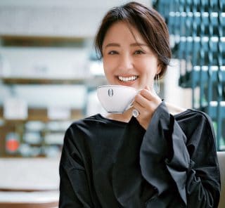 【40代の黒コーデ】袖フリルトップス×パールパンツで力まずに大人可愛く