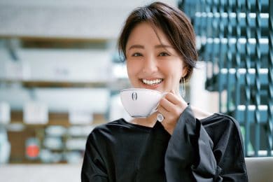 【40代の黒コーデ】袖フリルトップス×パールパンツで力まずに大人可愛く