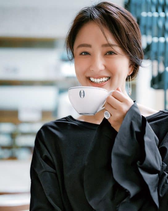 【40代の黒コーデ】袖フリルトップス×パールパンツで力まずに大人可愛く