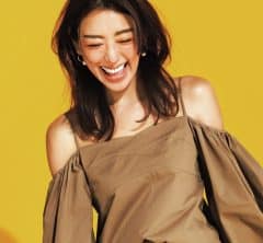 【40代のデニムコーデ】オフショルにはワイドタイプでセクシーよりヘルシーに