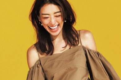 【40代のデニムコーデ】オフショルにはワイドタイプでセクシーよりヘルシーに