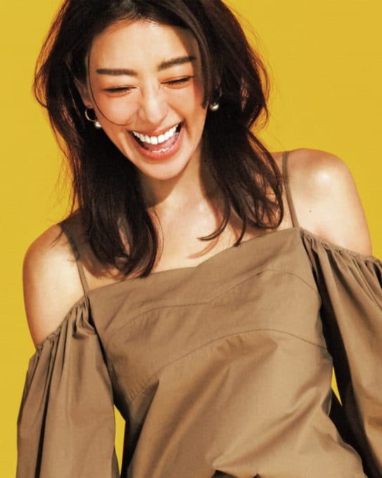【40代のデニムコーデ】オフショルにはワイドタイプでセクシーよりヘルシーに