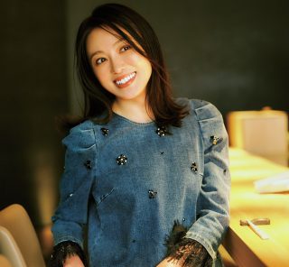 【40代のデニムコーデ】映えトップスならママ友とのお寿司会も堂々と！