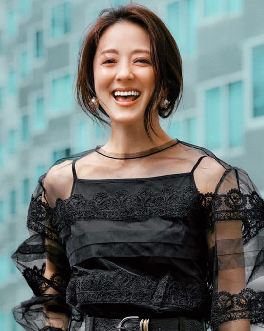 【40代の黒コーデ】映えシアーブラウスが夏をドラマティックに盛り上げる！
