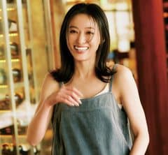 40代が夕飲みに着たい【肌見せトップス】は“あえてデニム”がこの夏アツい！