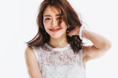 【40代夏の白コーデ】ホワイトデニムには清潔感と品を纏えるレーストップスを