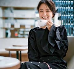 7月からの“ほぼ黒コーデ”は「ほの甘な黒トップス」で華やぐ！大人に似合う〈2選〉