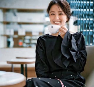 7月からの“ほぼ黒コーデ”は「ほの甘な黒トップス」で華やぐ！大人に似合う〈2選〉